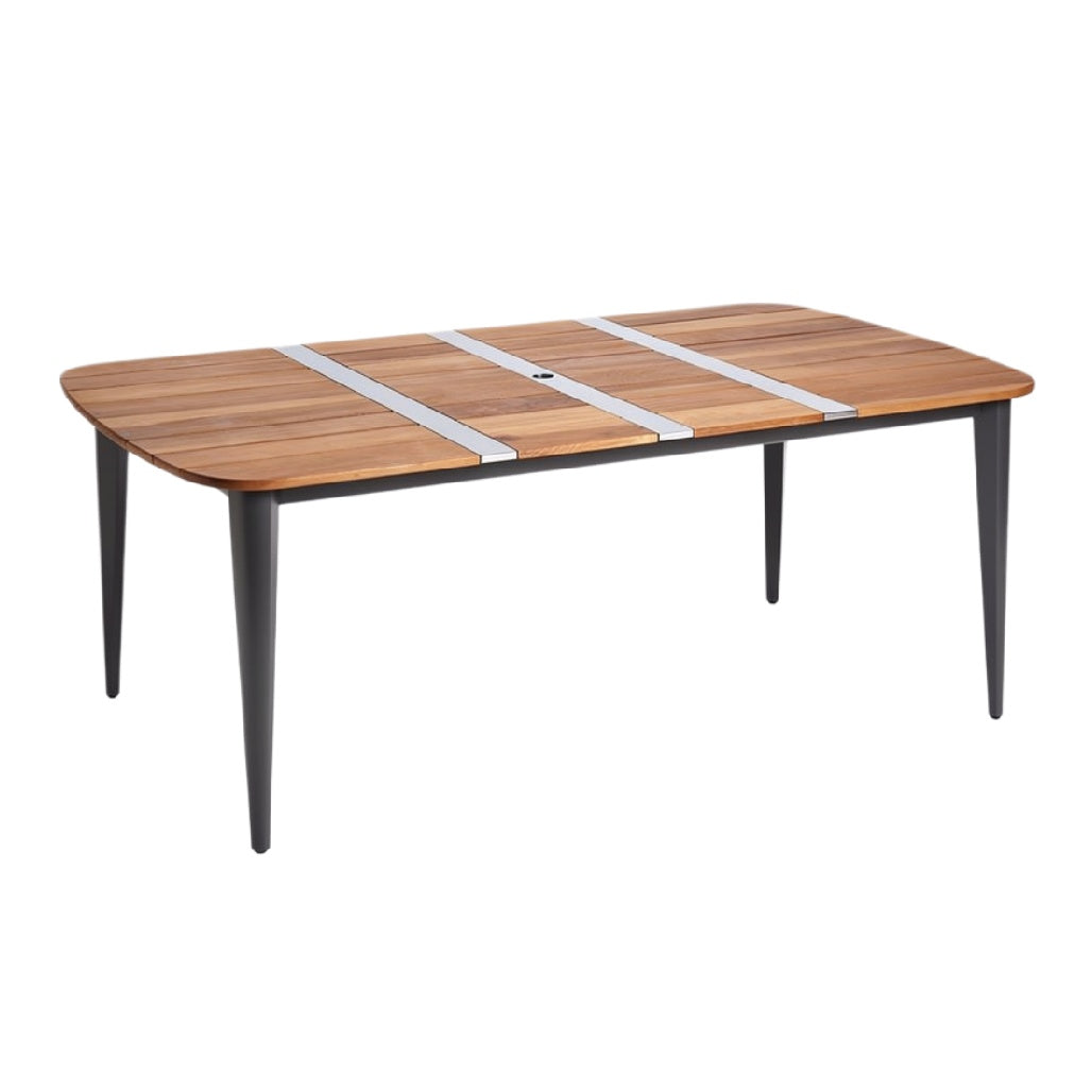 Eettafel van hout met moderne metalen accenten