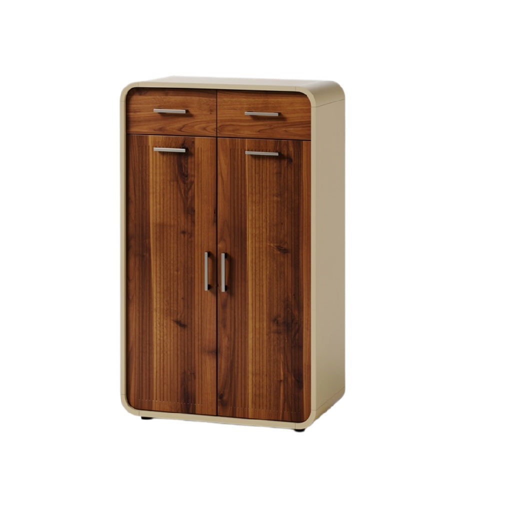 "Moderne houten kast met ronde hoeken en metalen handgrepen"